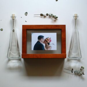 Középbarna fekvő fényképes homoköntő keret ValamiKék Wedding