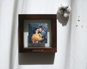 Sötétbarna néhyzet alakú homokceremónia képkeret ValamiKék Wedding